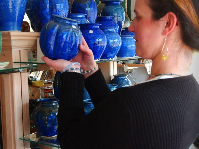 Discover A Pottery Paradise In Seagrove N C VisitNC Com   Seagrove Woman Shopping For Pottery Fit(800,600).eab99e4c 